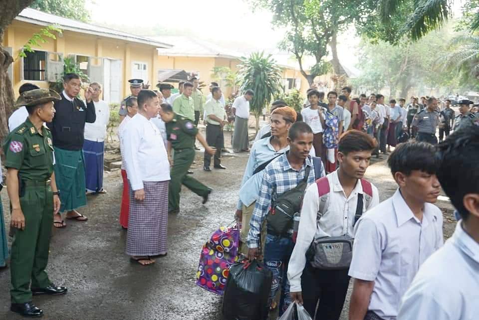 သွက်ဂွံဂွံအခေါင် ပရေင်ပူဂဵုတုဲ မၞိဟ်လုပ်ဗ္ဒဗ္ဒာဲ ပံင်ကဵုကမ္မယှေန်ပၞာန် ဂၠိုင်ကၠုင်